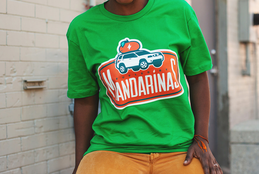 persoon met een groen t-shirt op maat van sticker mule