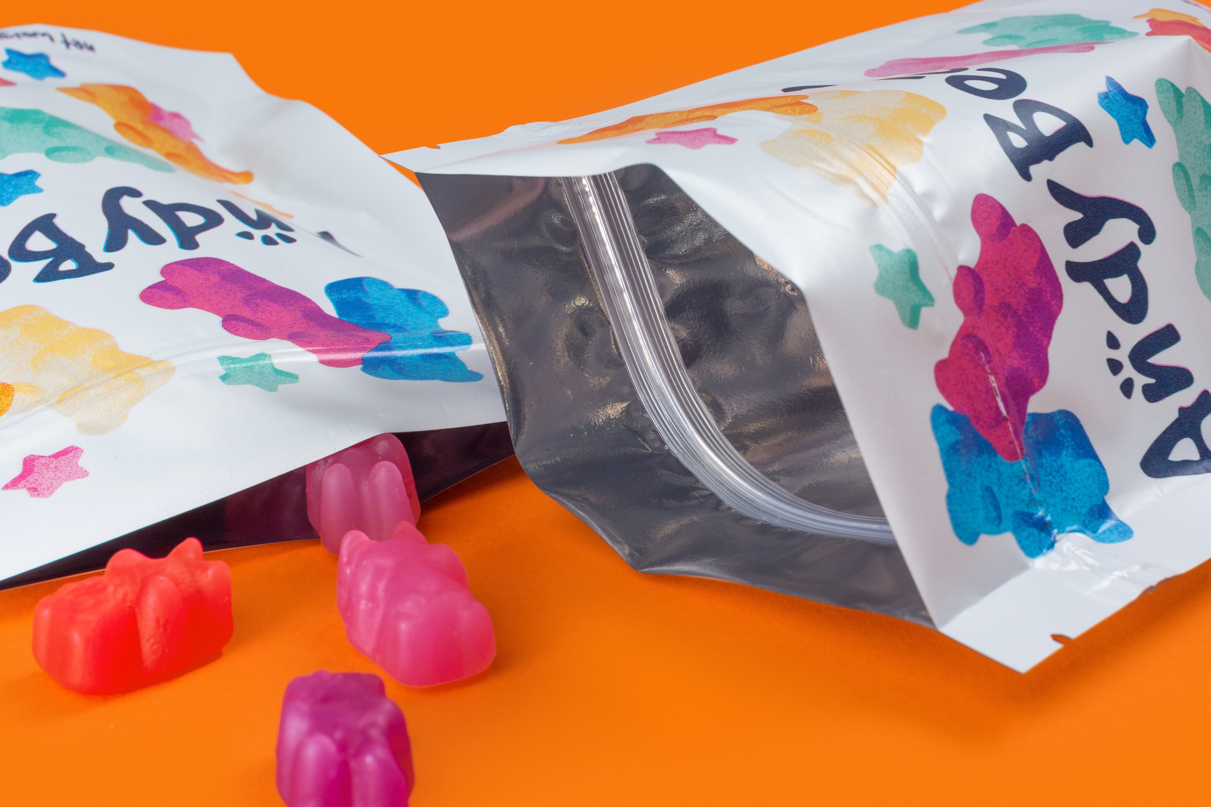 ステッカーミュールのスタンドパウチについている再封可能なジッパーのクローズアップ写真