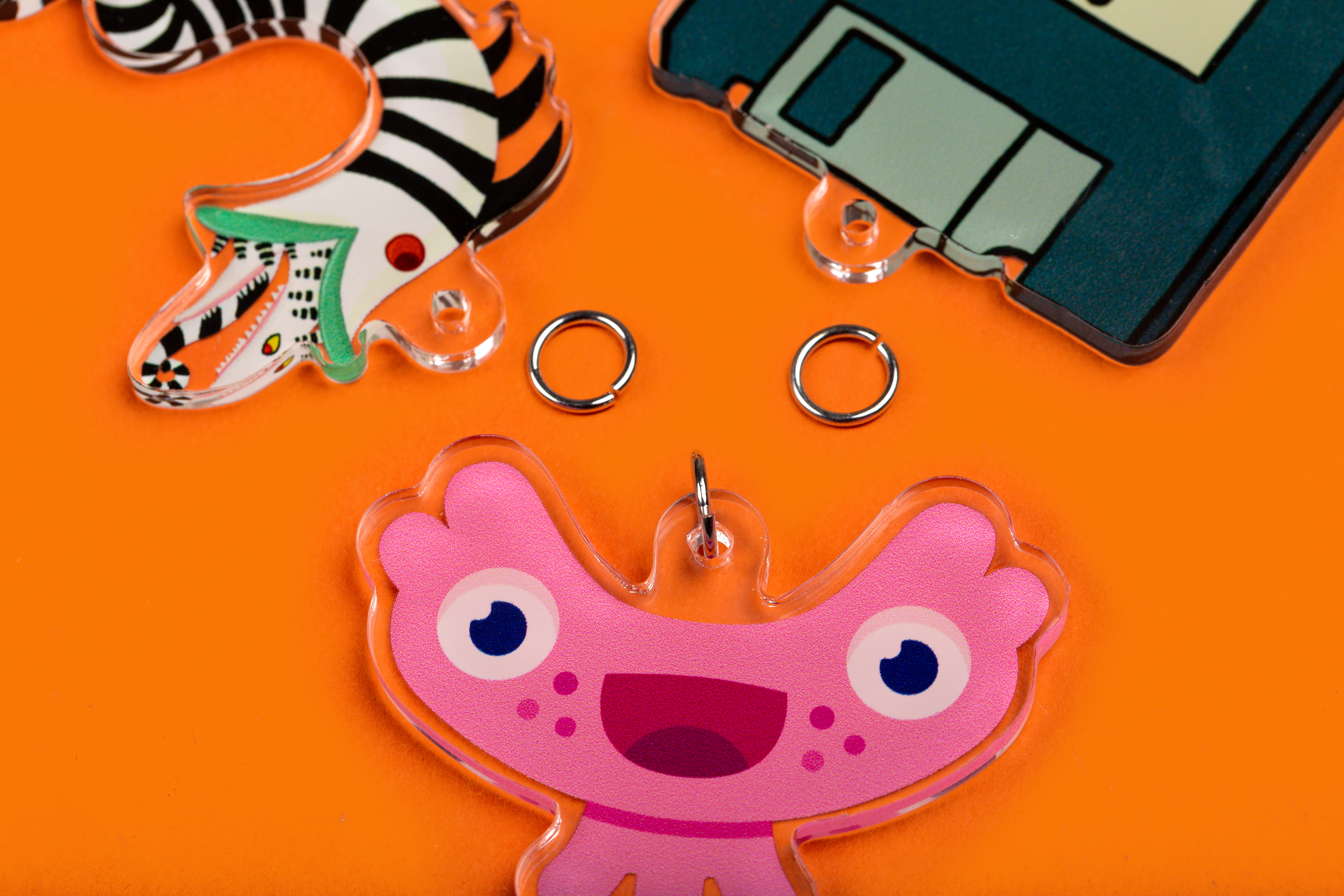 breloques en acrylique personnalisées avec anneaux argentés