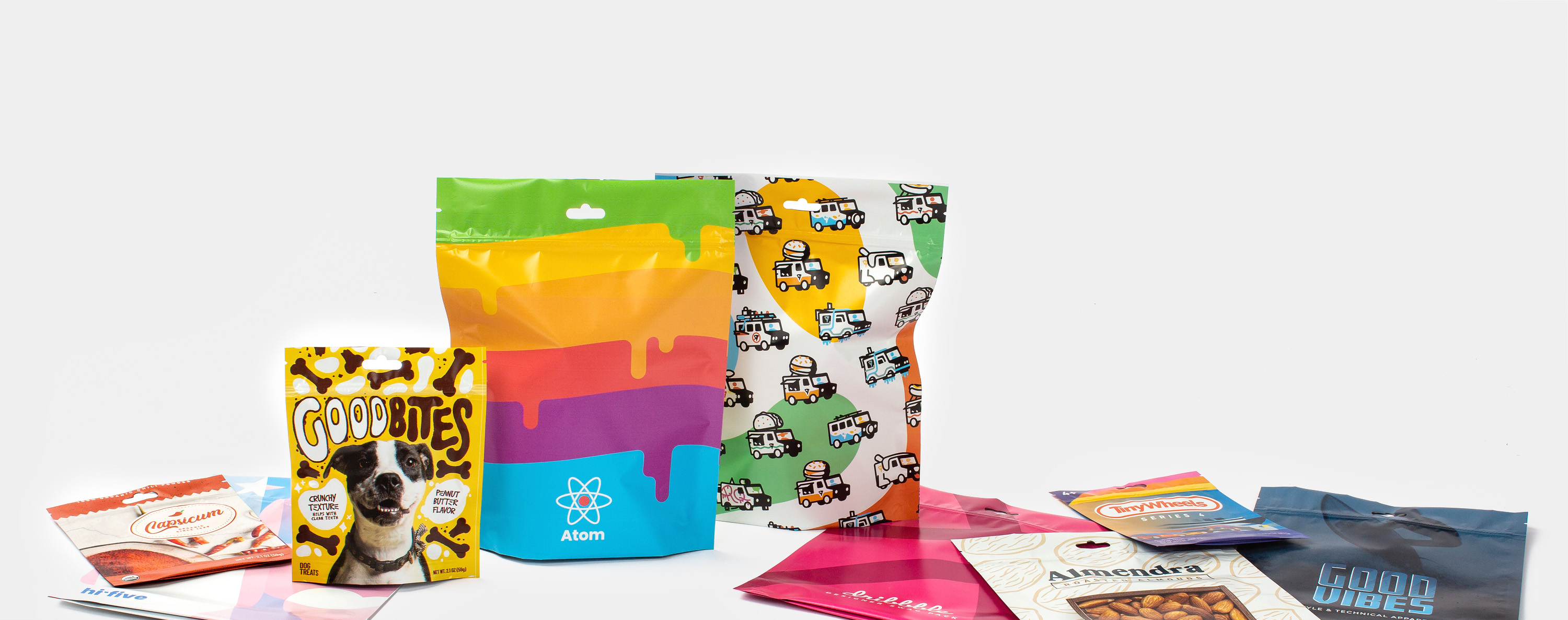 diferentes tipos de sacos stand up pouch customizados com logos de empresas