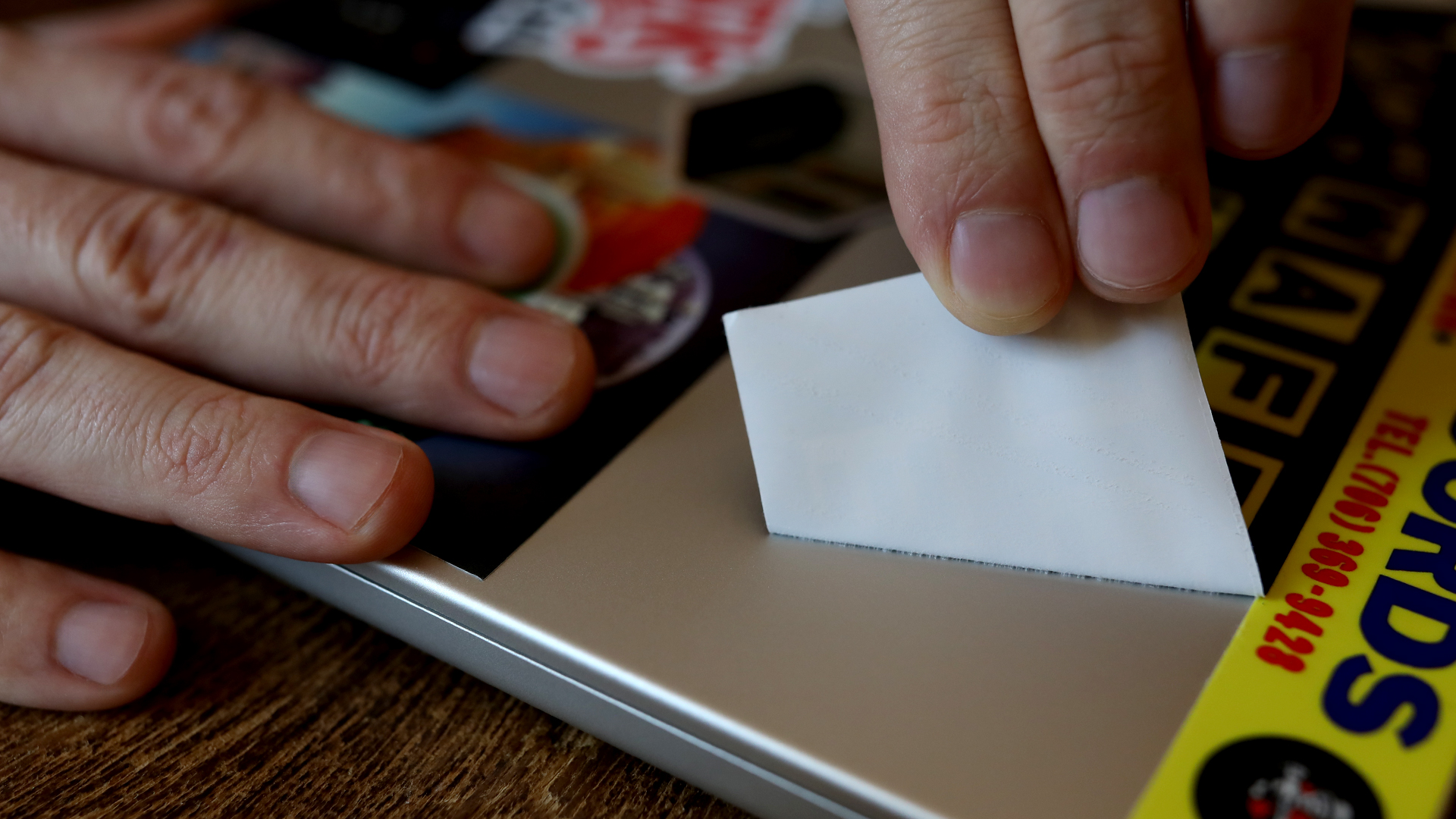 Sticker langsam abziehen und darauf achten, dass die Klebefläche sauber abgelöst wird