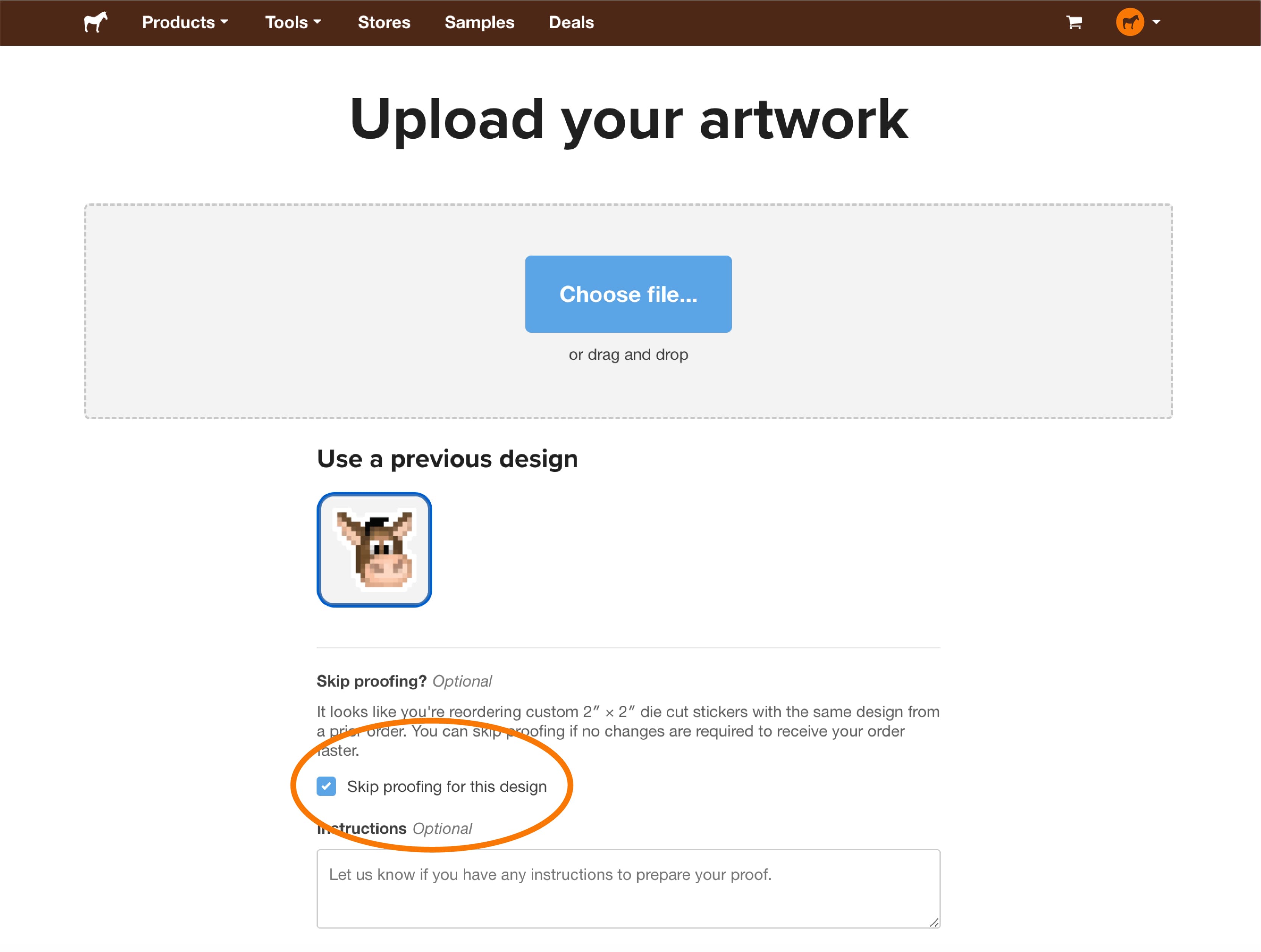 Opção de upload da Sticker Mule durante o processo de encomenda de autocolantes personalizados, com a opção de aprovação automática dos autocolantes e poupança de tempo