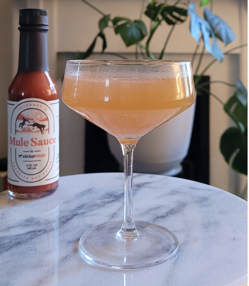 bebida de bourbon com molho quente e suco de limão e abacaxi