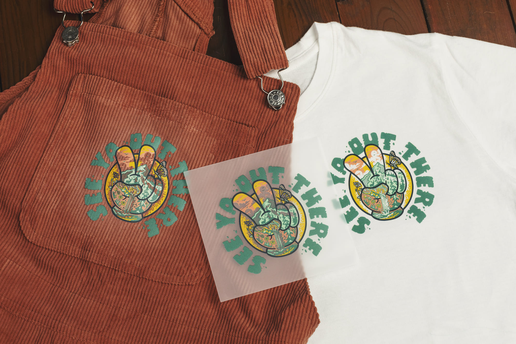 presse à chaud appliquée sur un t-shirt en coton et une salopette en velours côtelé