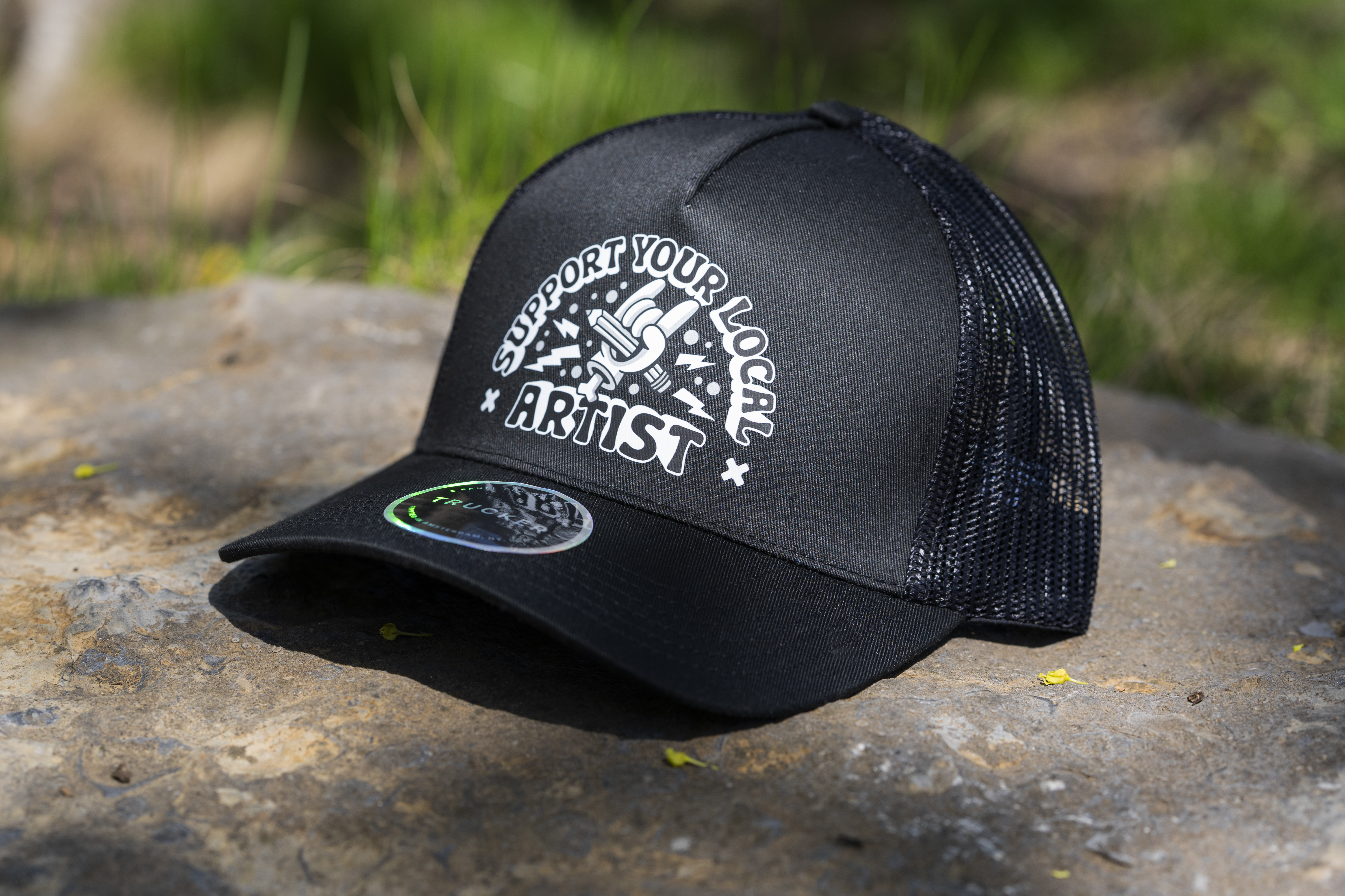 [boné de camionista preto personalizado com um logótipo branco no painel frontal]