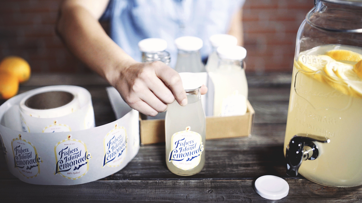 Étiquettes découpées à la forme sur bouteilles