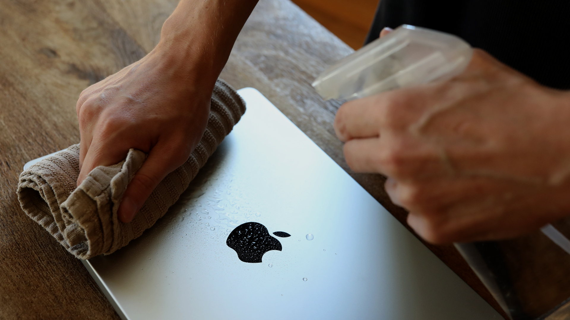 Laptopoberfläche für Sticker vorbereiten