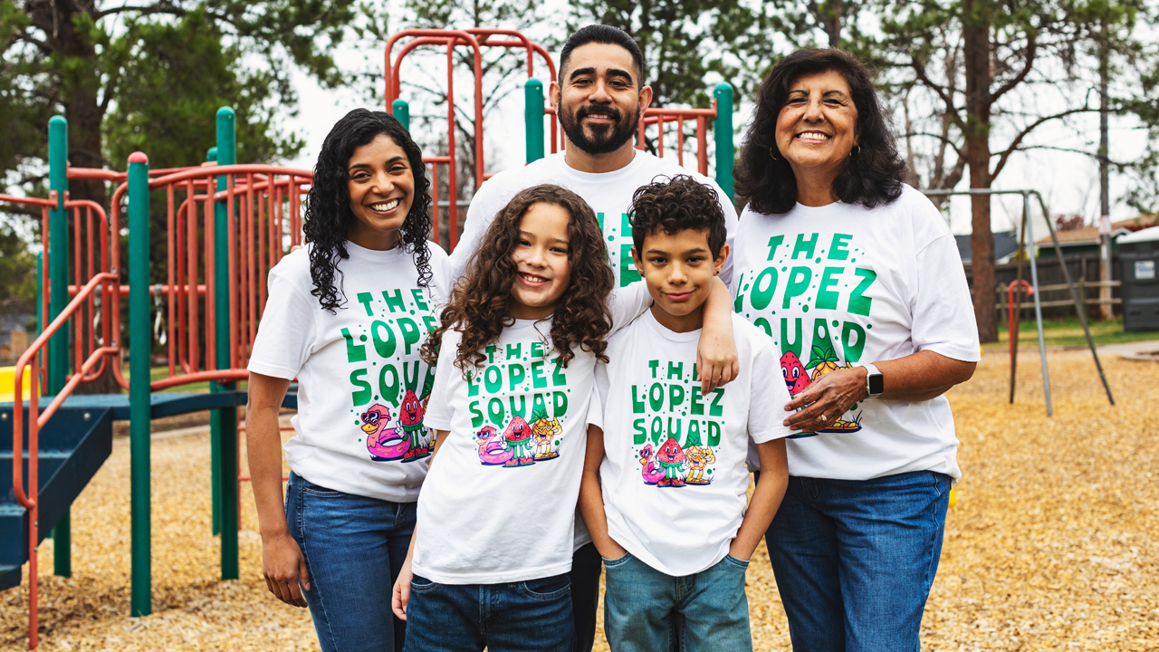 familia con playeras personalizadas de sticker mule