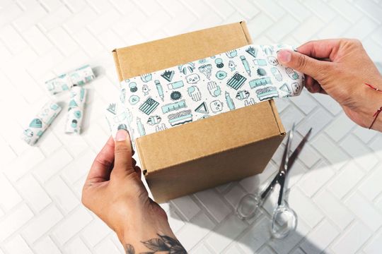 Cinta blanca sobre caja kraft.