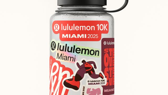 Adesivos Lululemon em uma garrafa d'água