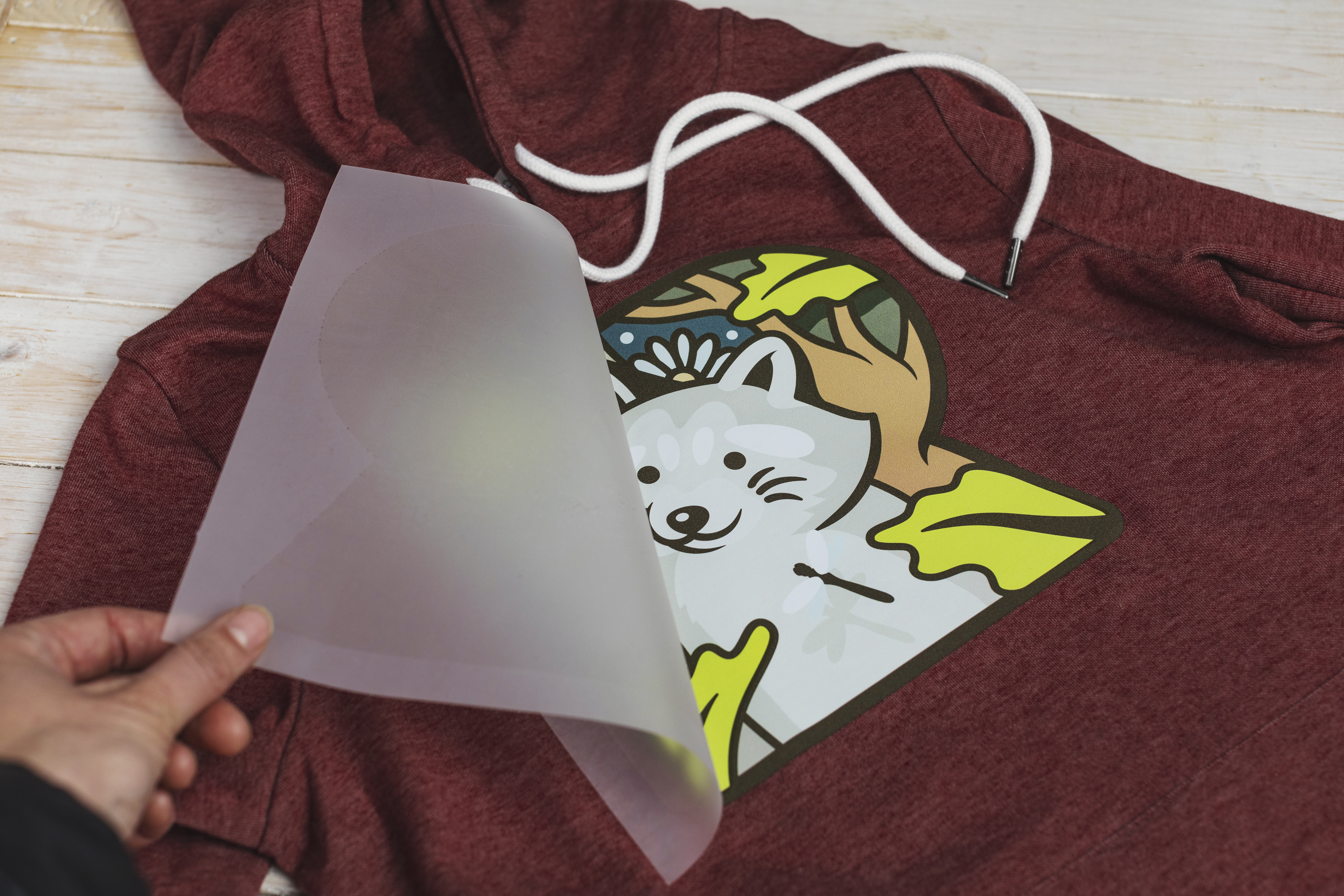 Transfer DTF siendo aplicado a una sudadera