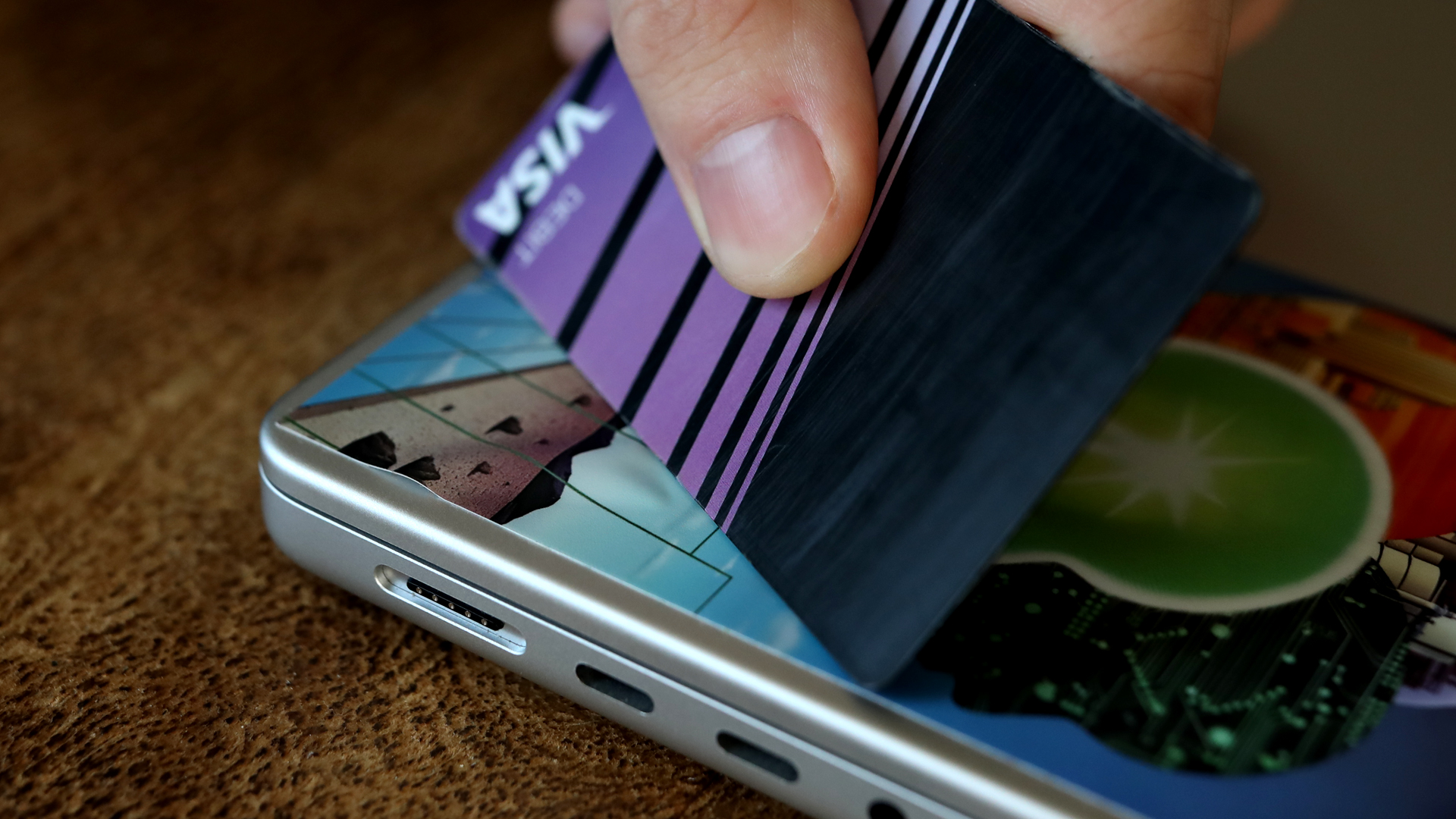 Luftblasen mit einer Kreditkarte beseitigen