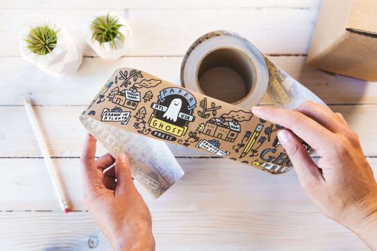 Cinta de embalaje kraft con un diseño a todo color tipo doodle.