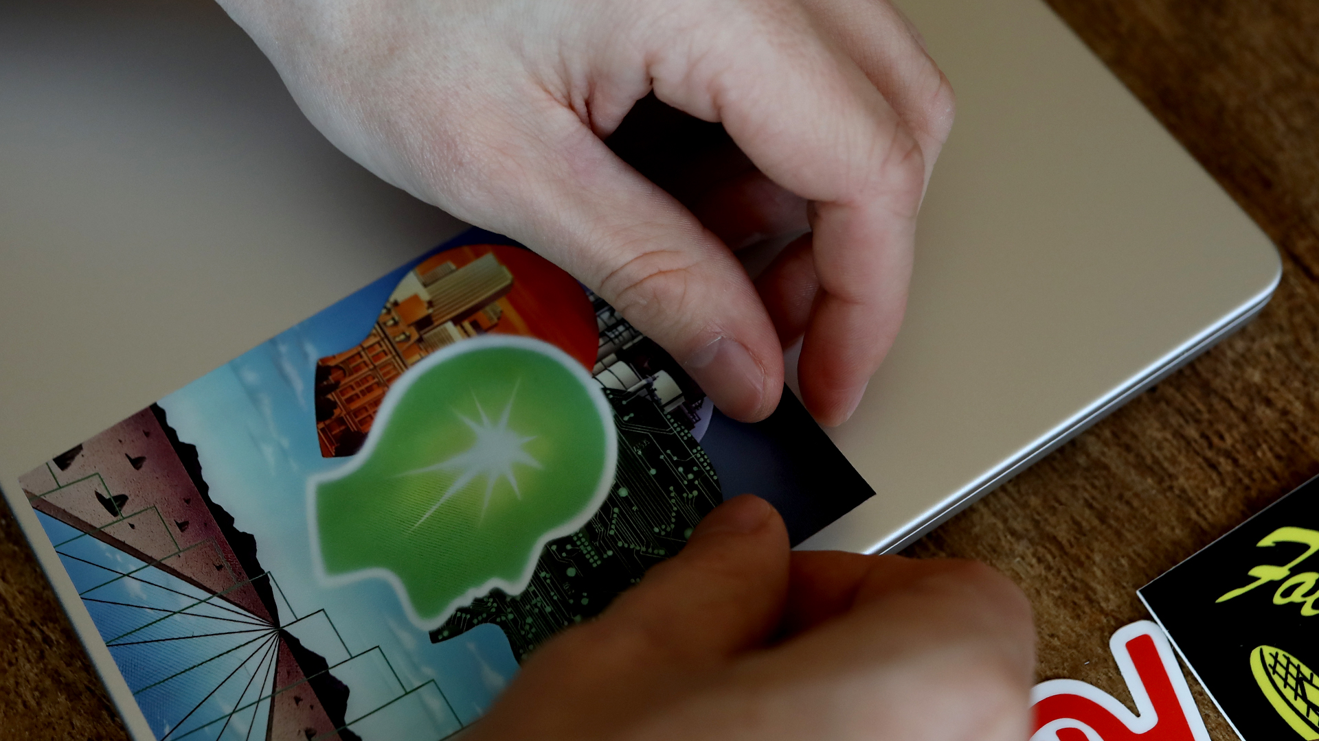 Sticker zunächst leicht aufkleben