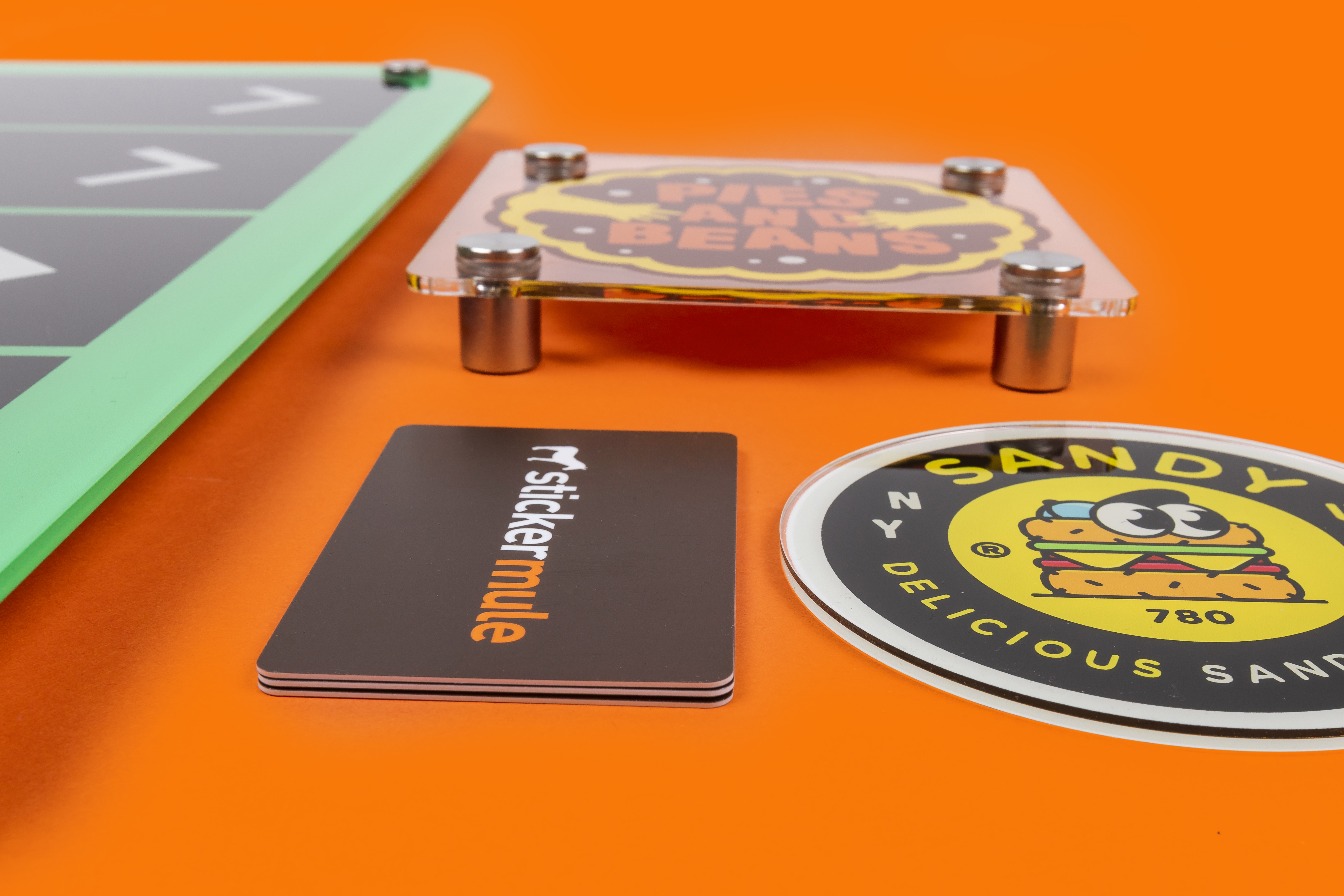 Immagine di una targa in plexiglass con tre buoni regalo di sticker mule uno sopra all'altro per valutare lo spessore