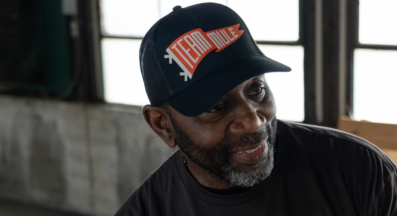 Mann trägt eine personalisierte Cap