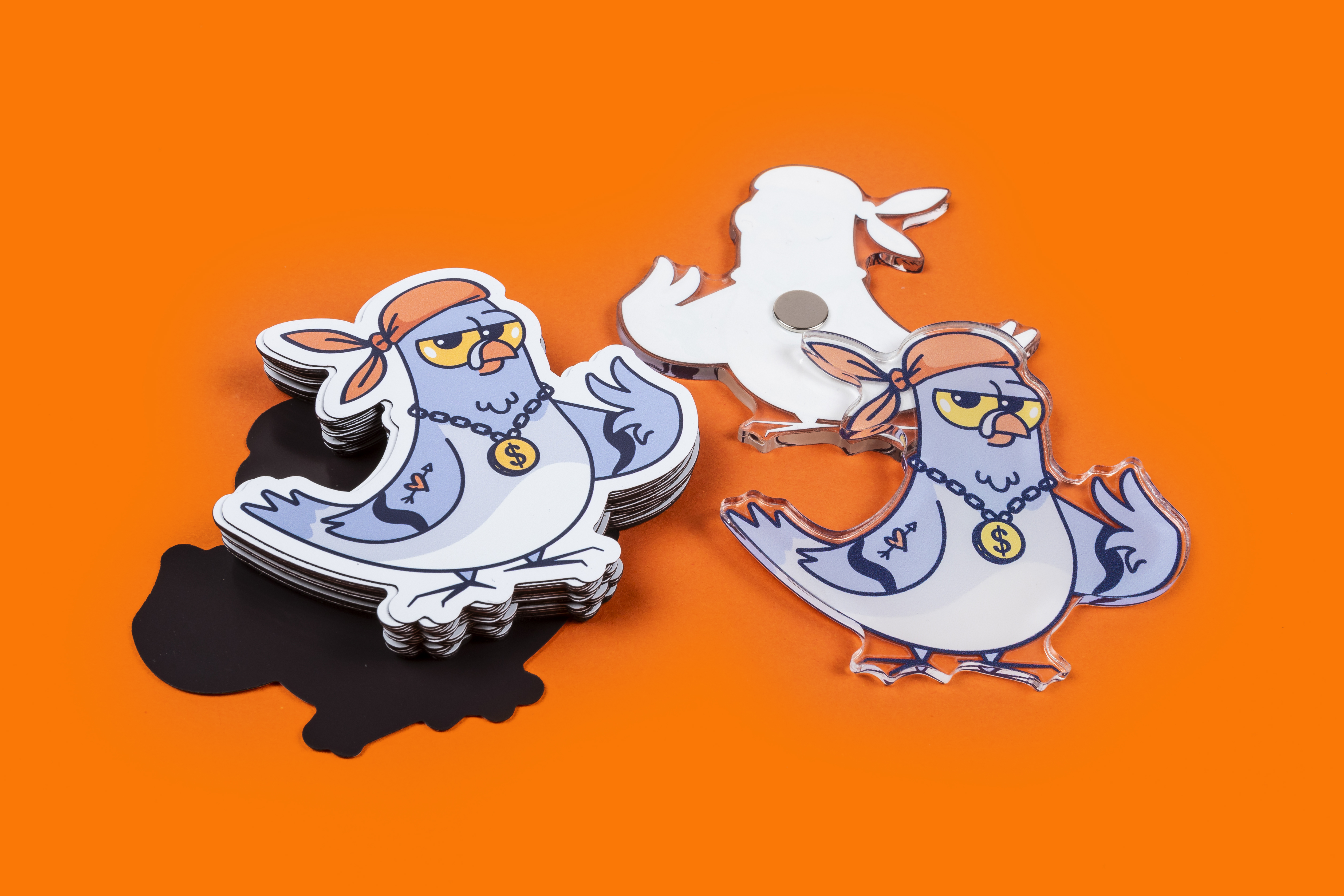 Image montrant l'avant et l'arrière des magnets standard et acryliques sur un fond orange