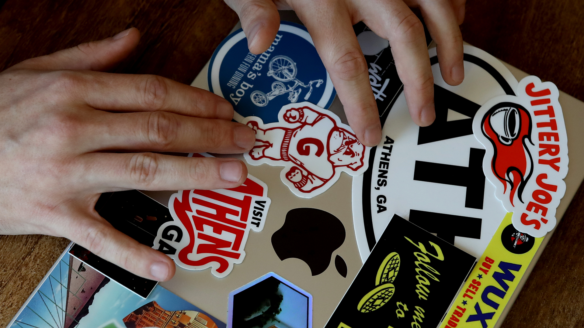 Ausprobieren der Platzierung der Sticker vor dem endgültigen Auftragen