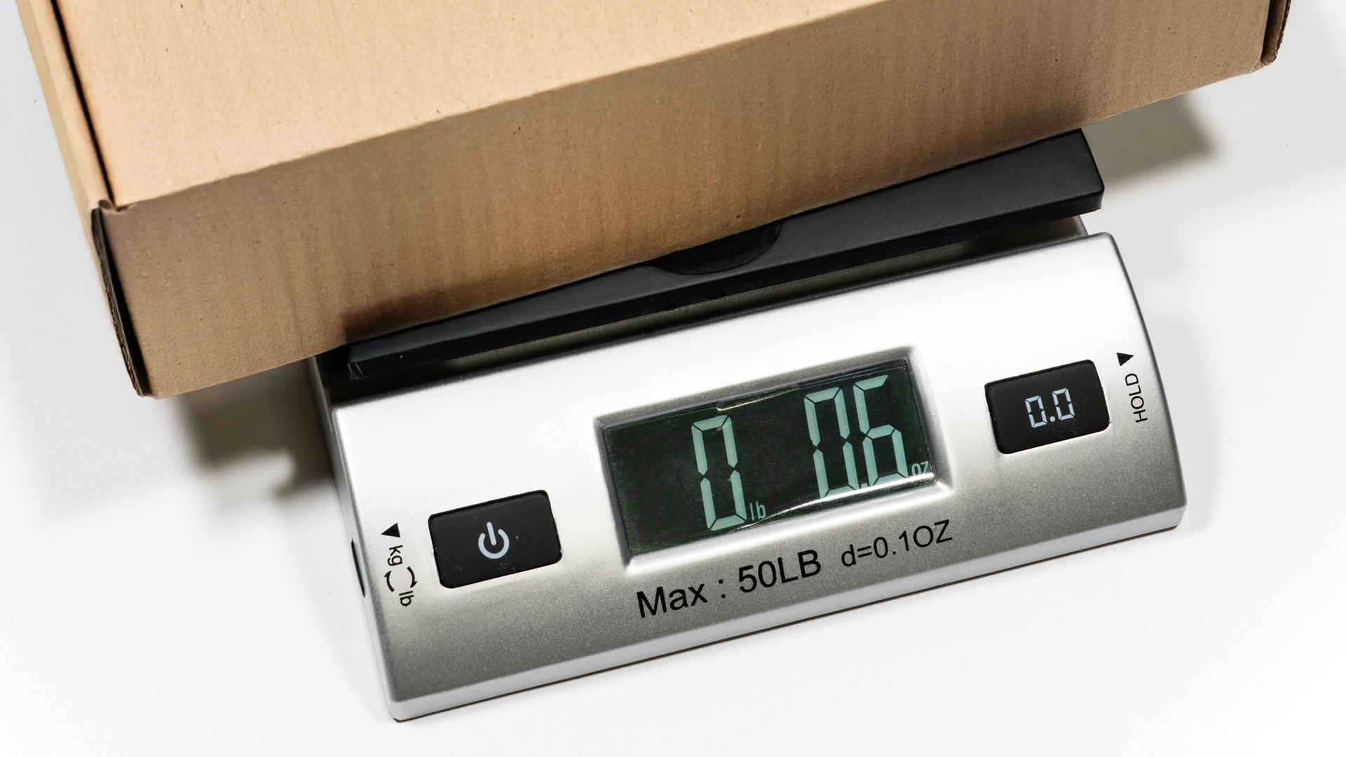 peser un colis sur une balance postale