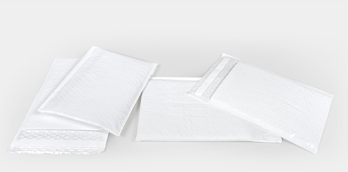 Sobres acolchados en blanco