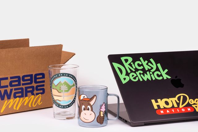 Stickers avec film de transfert en couleur sur une boîte, des mugs et un ordinateur portable