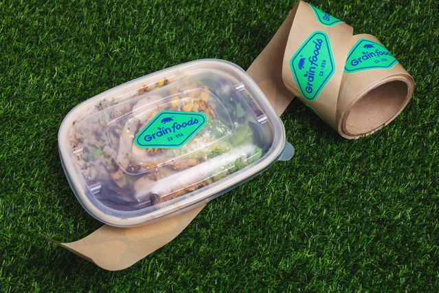 etiqueta de papel numa embalagem de takeaway